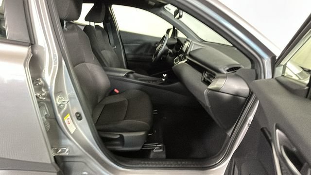Used 2018 Toyota C-HR XLE FWD image 31