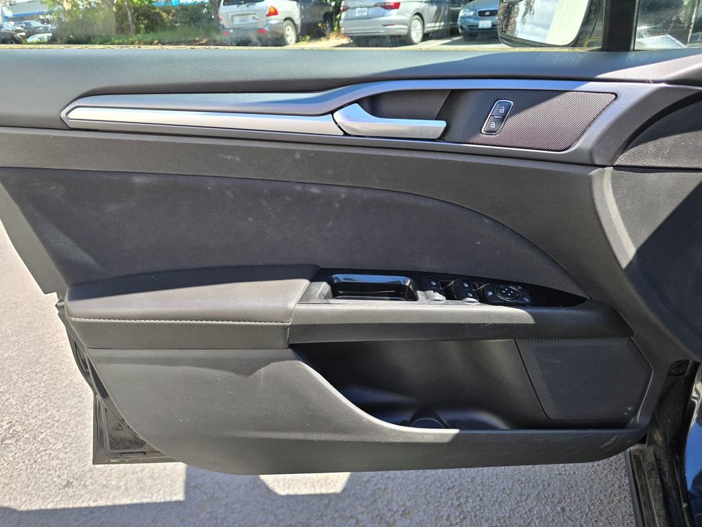 Used 2015 Ford Fusion SE FWD image 6