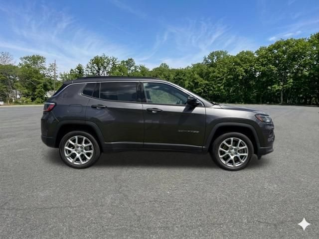Used 2023 Jeep Compass Latitude AWD/4WD image 10