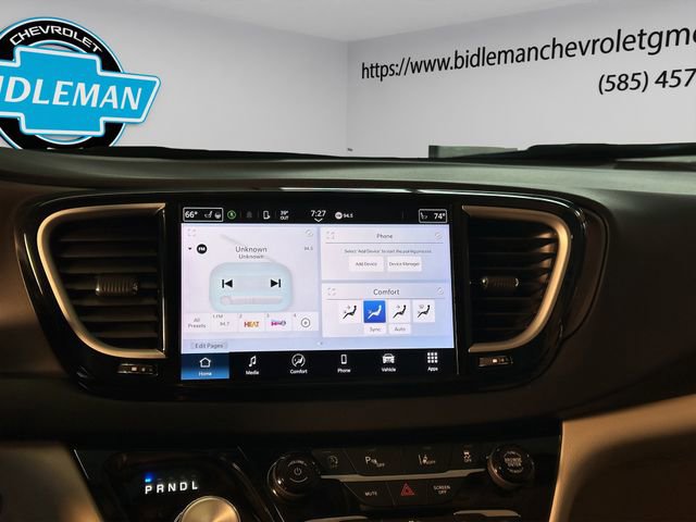 Used 2024 Chrysler Pacifica Touring-L image 18