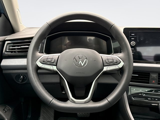 Used 2025 Volkswagen Jetta SE FWD image 12