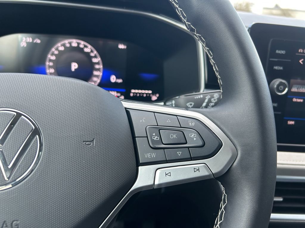 Used 2025 Volkswagen Taos SE AWD/4WD image 18