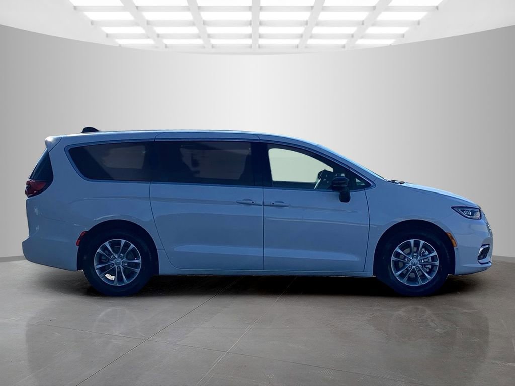 New 2026 Chrysler Pacifica Select image 6