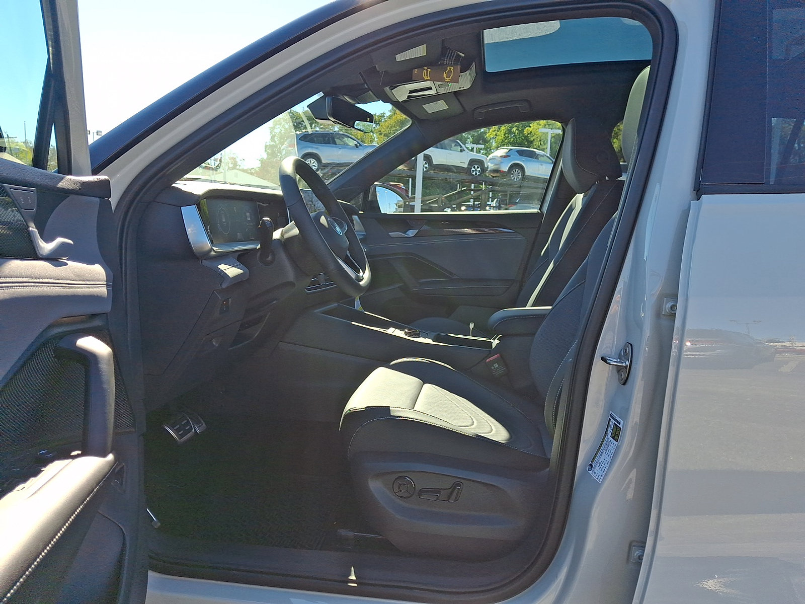 New 2025 Volkswagen Tiguan SE R-Line image 7