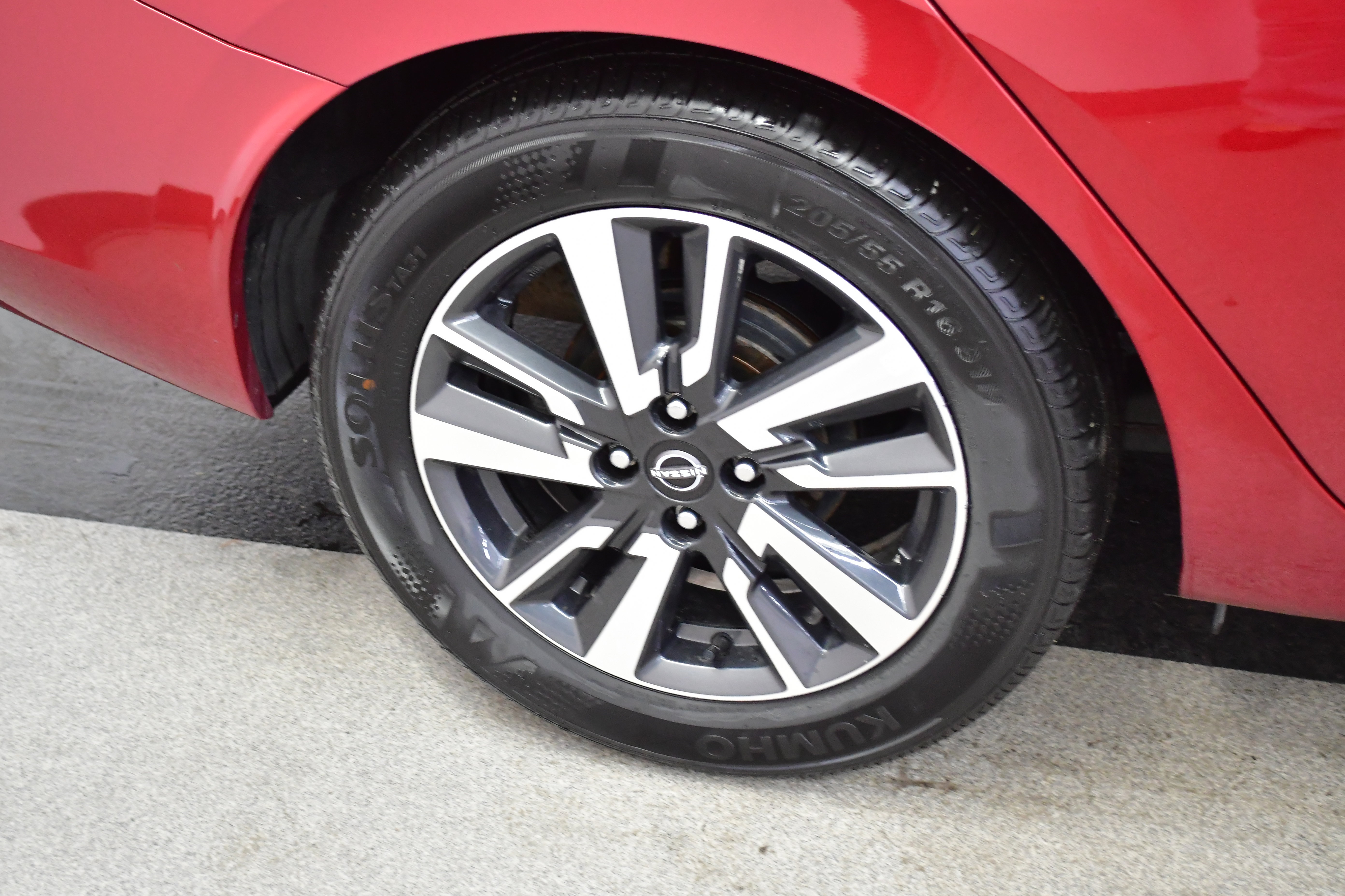 Used 2025 Nissan Versa SV FWD image 33