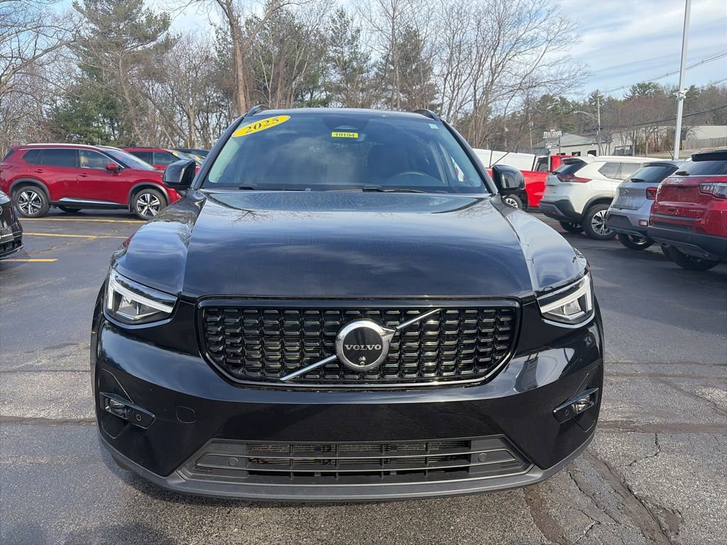 Used 2025 Volvo XC40 B5 Plus image 2