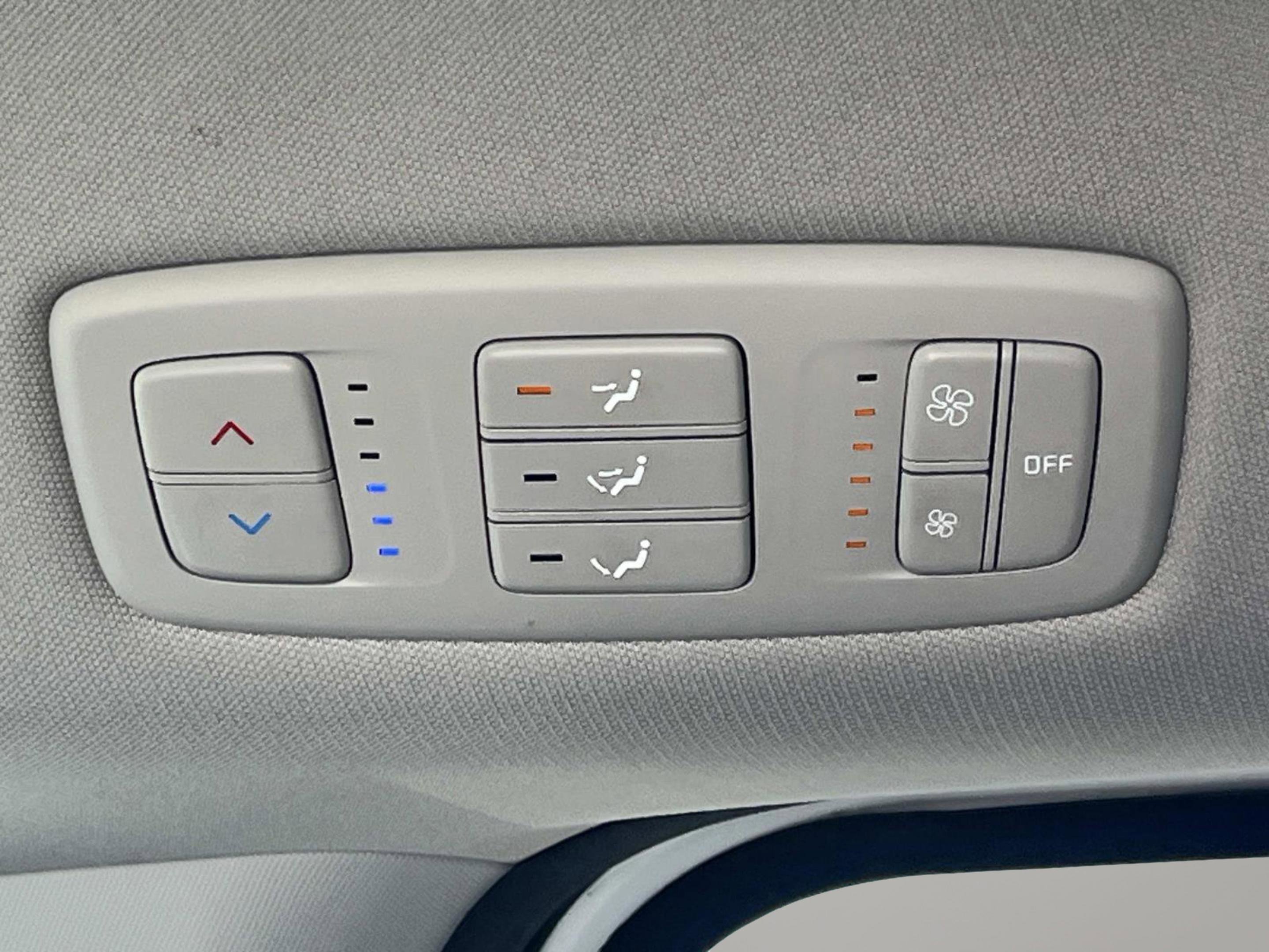 Used 2023 Kia Carnival LX FWD image 15