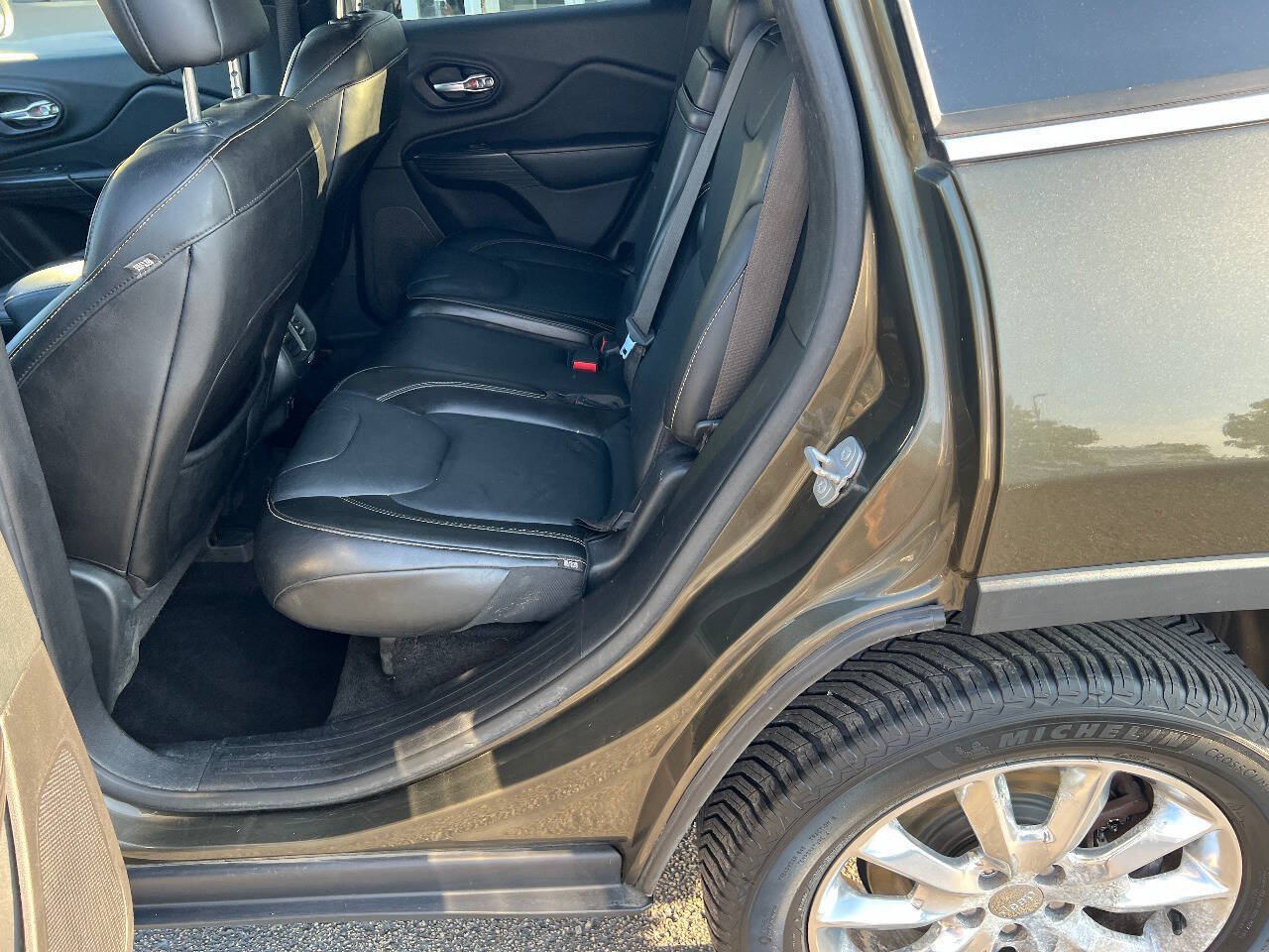 Used 2015 Jeep Cherokee Limited AWD/4WD image 19
