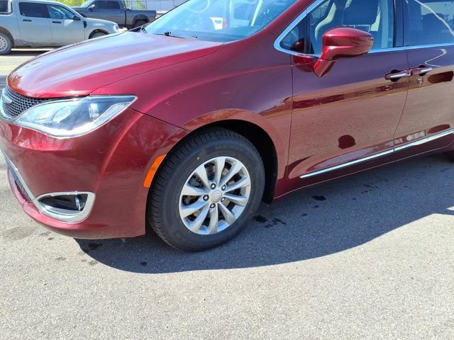 Used 2018 Chrysler Pacifica Touring-L FWD image 4
