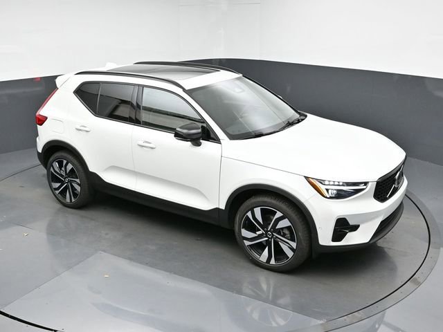 Used 2024 Volvo XC40 B5 Plus image 43