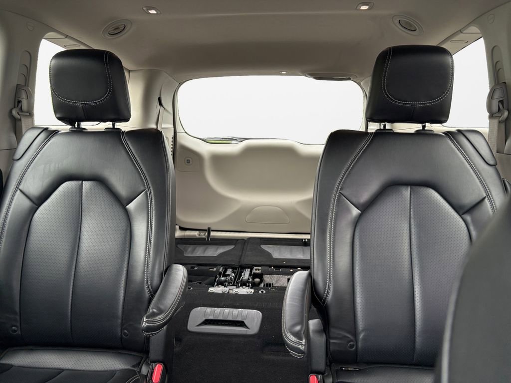Certified 2023 Chrysler Pacifica Touring-L image 16