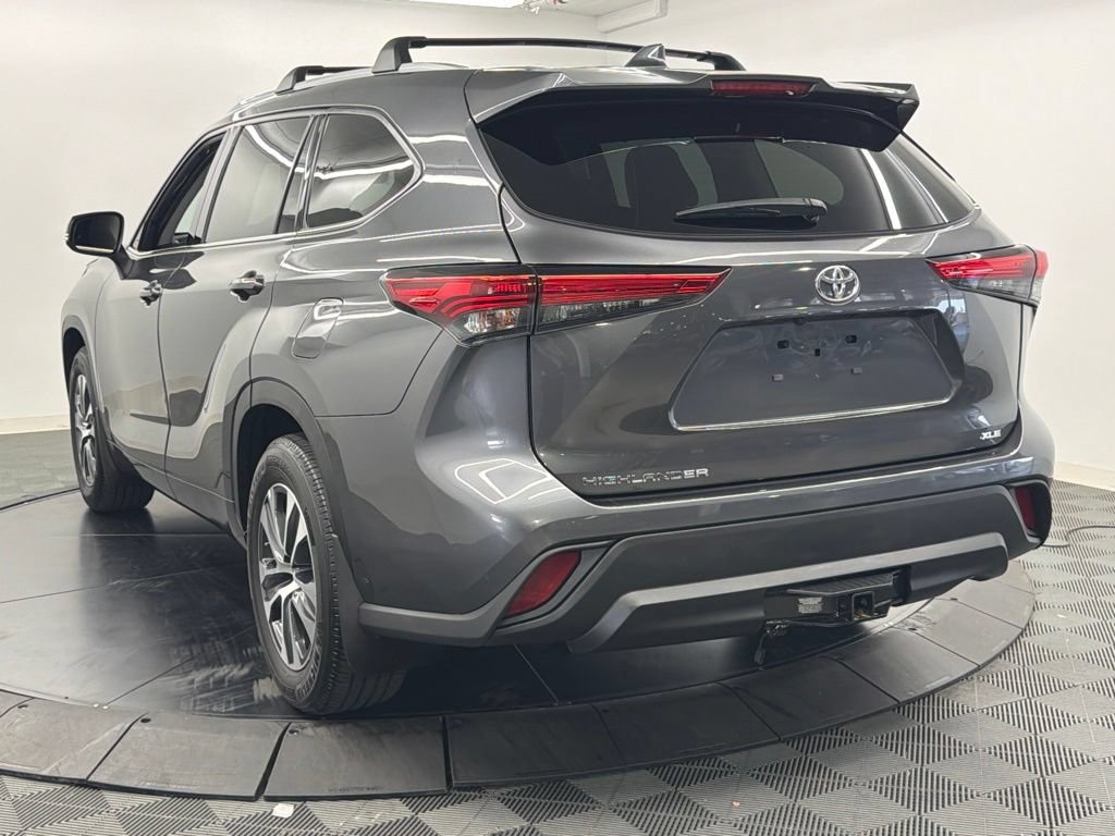 Used 2022 Toyota Highlander XLE FWD image 12