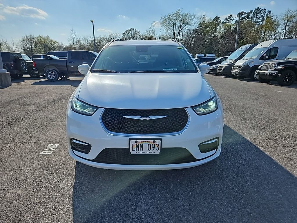 Used 2022 Chrysler Pacifica Touring-L image 2