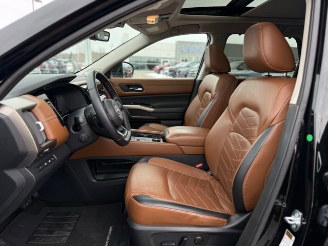Used 2023 Nissan Pathfinder Platinum w/ Cargo Package image 15