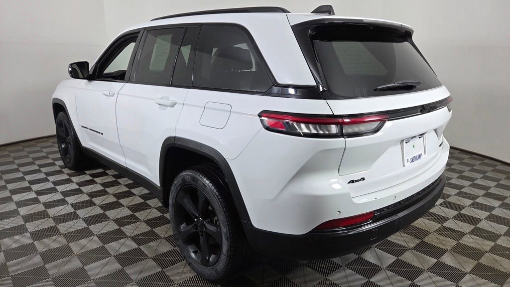 Used 2023 Jeep Grand Cherokee Limited w/ Black Appearance Package image 6