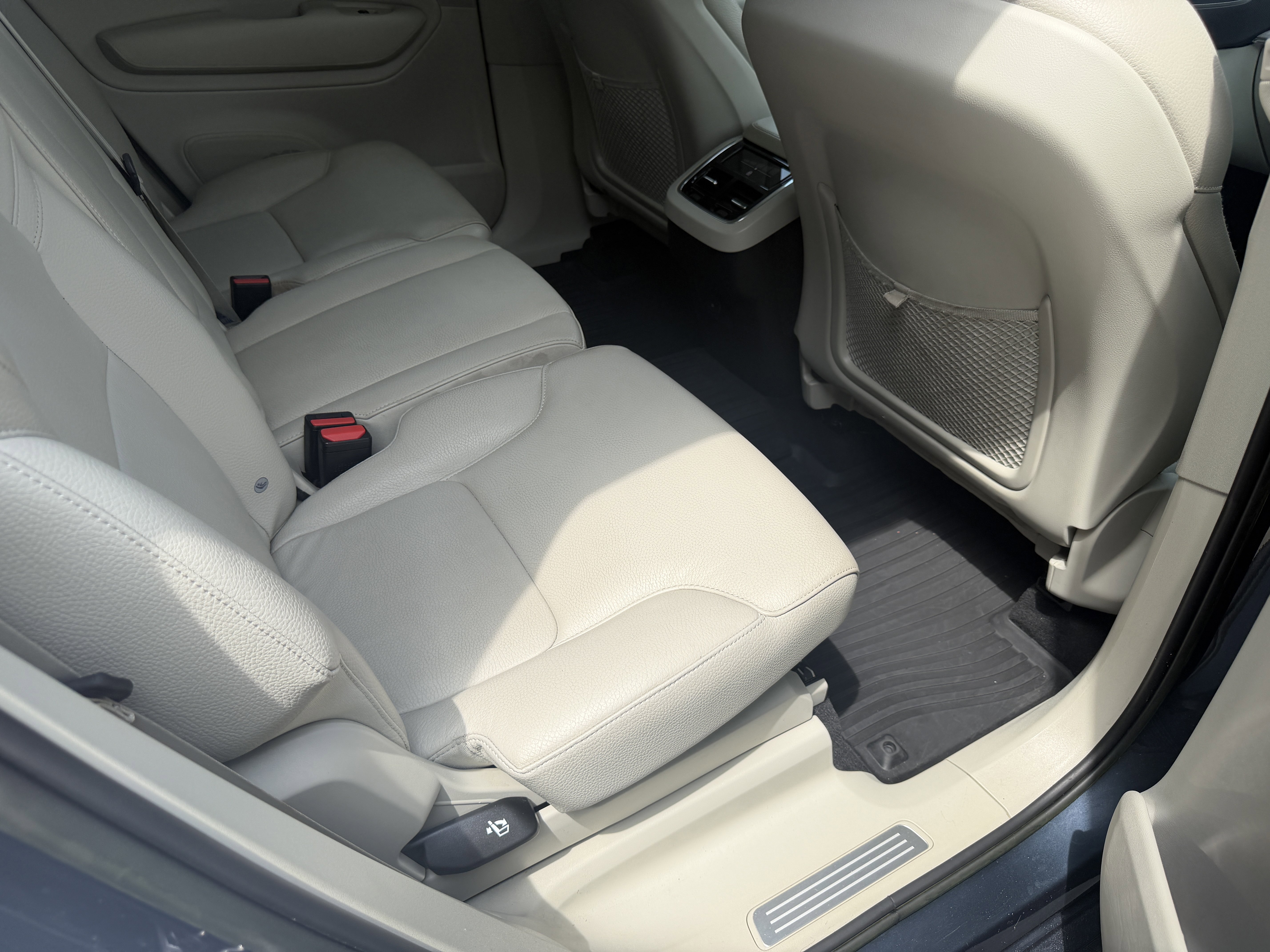 Used 2022 Volvo XC90 T5 Momentum w/ Protection Package Premier FWD image 21