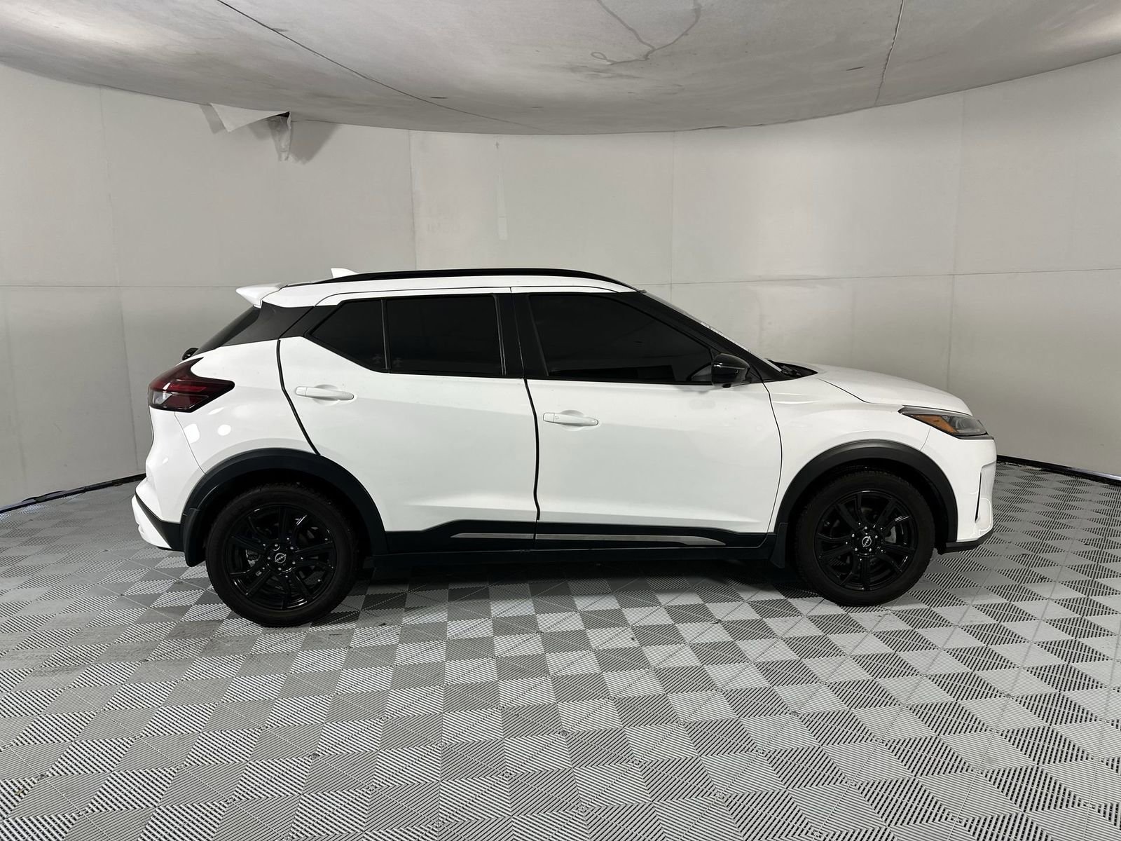 Used 2023 Nissan Kicks SR image 9