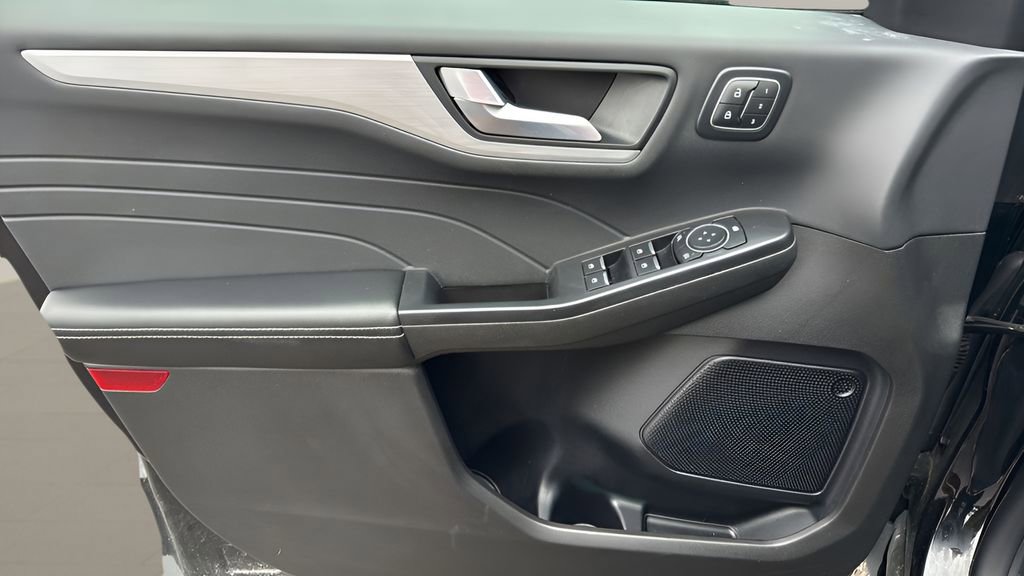 Used 2025 Ford Escape Platinum image 12