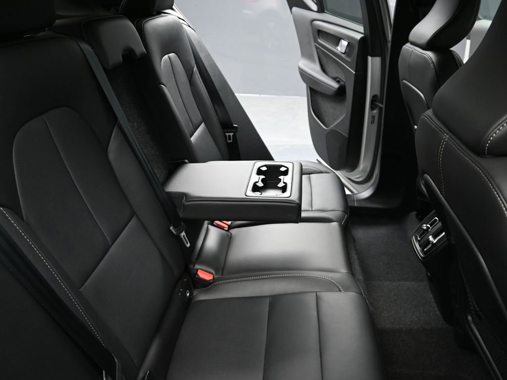 Used 2025 Volvo XC40 B5 Plus image 18