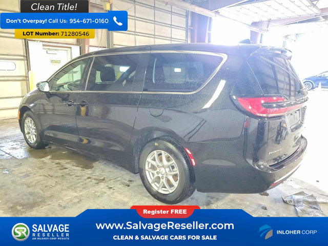 Used 2027 Chrysler Pacifica Select FWD image 3
