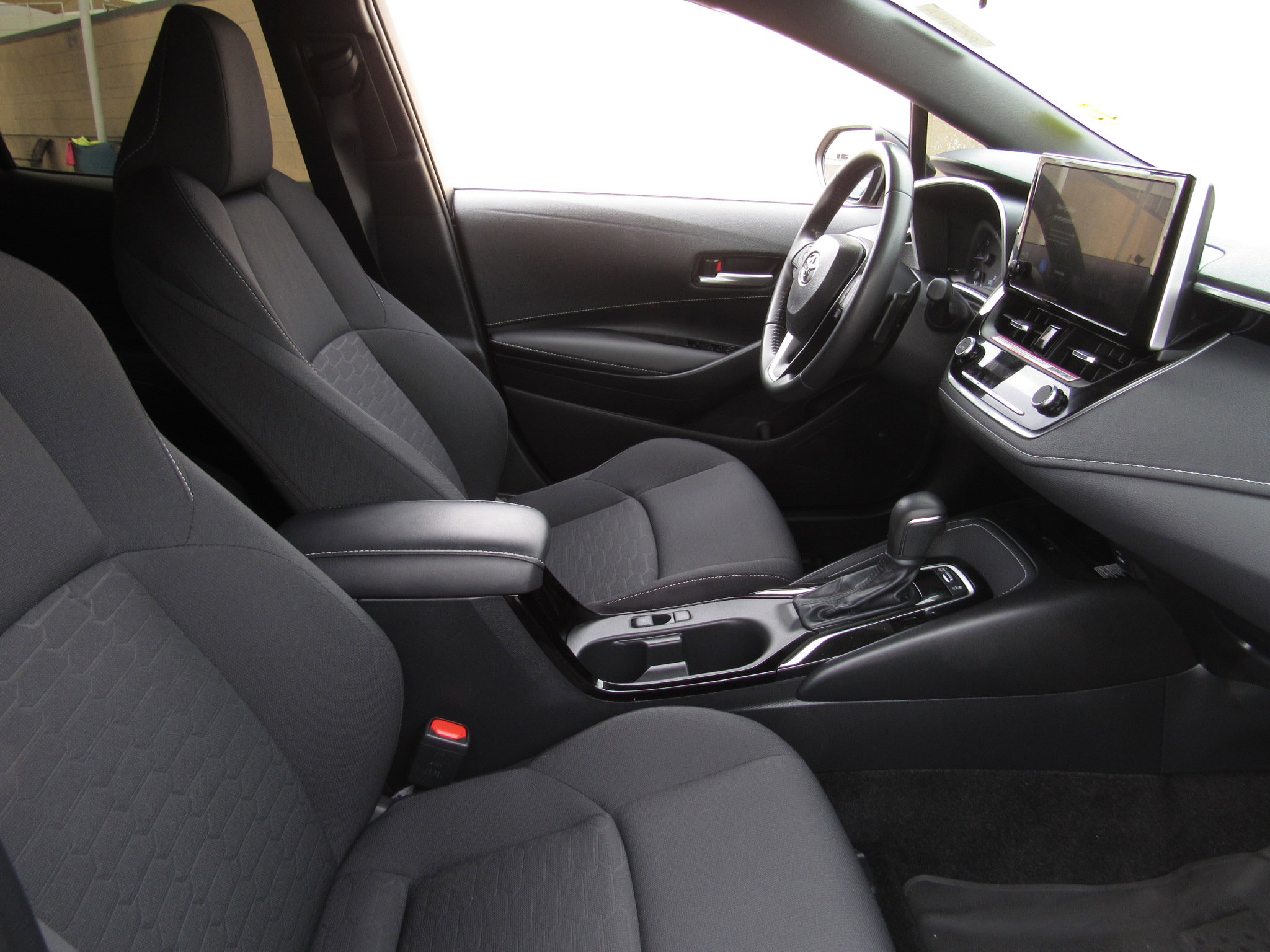 Used 2025 Toyota Corolla SE w/ SE Package image 8