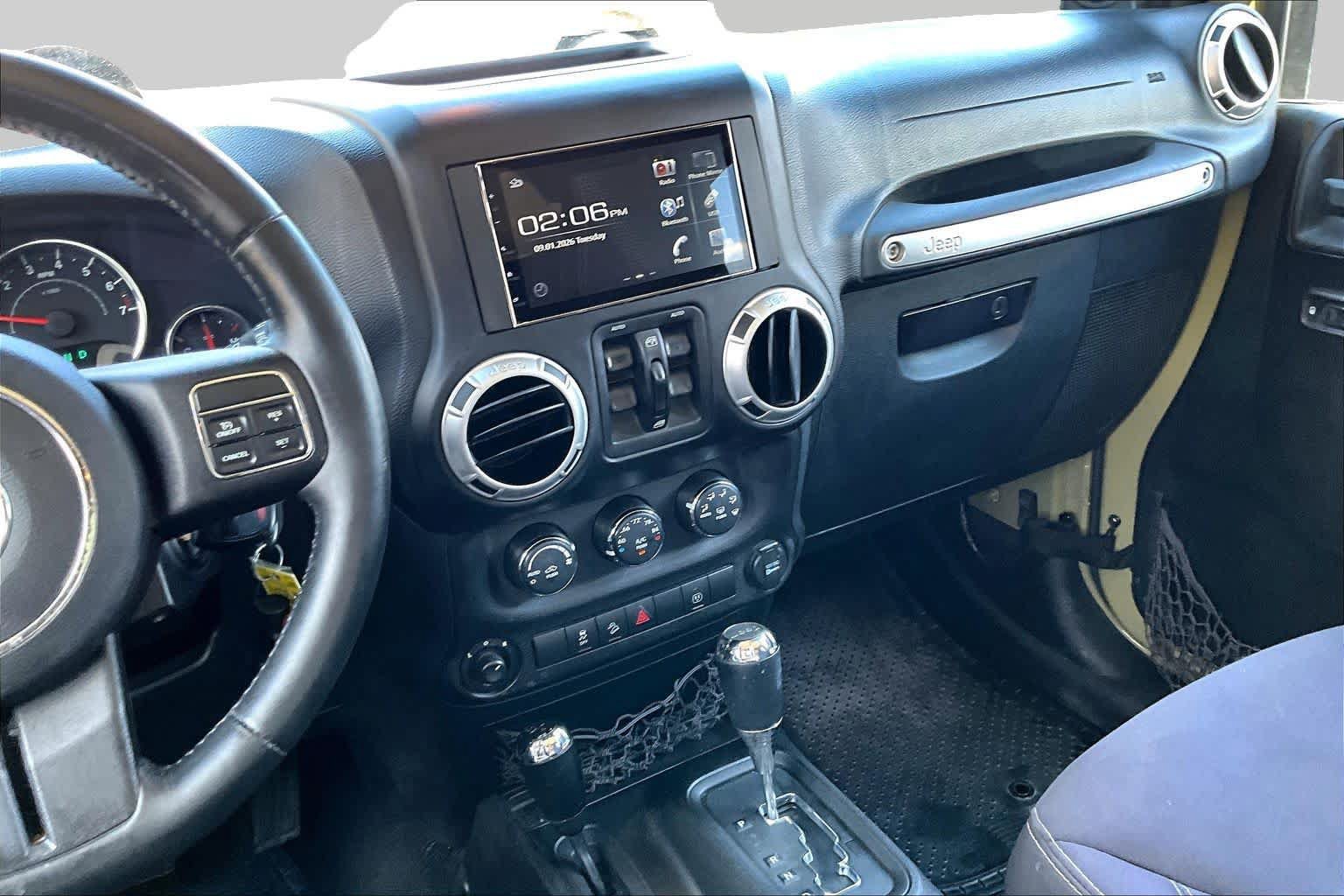 Used 2013 Jeep Wrangler Unlimited Rubicon w/ Connectivity Group AWD/4WD image 8