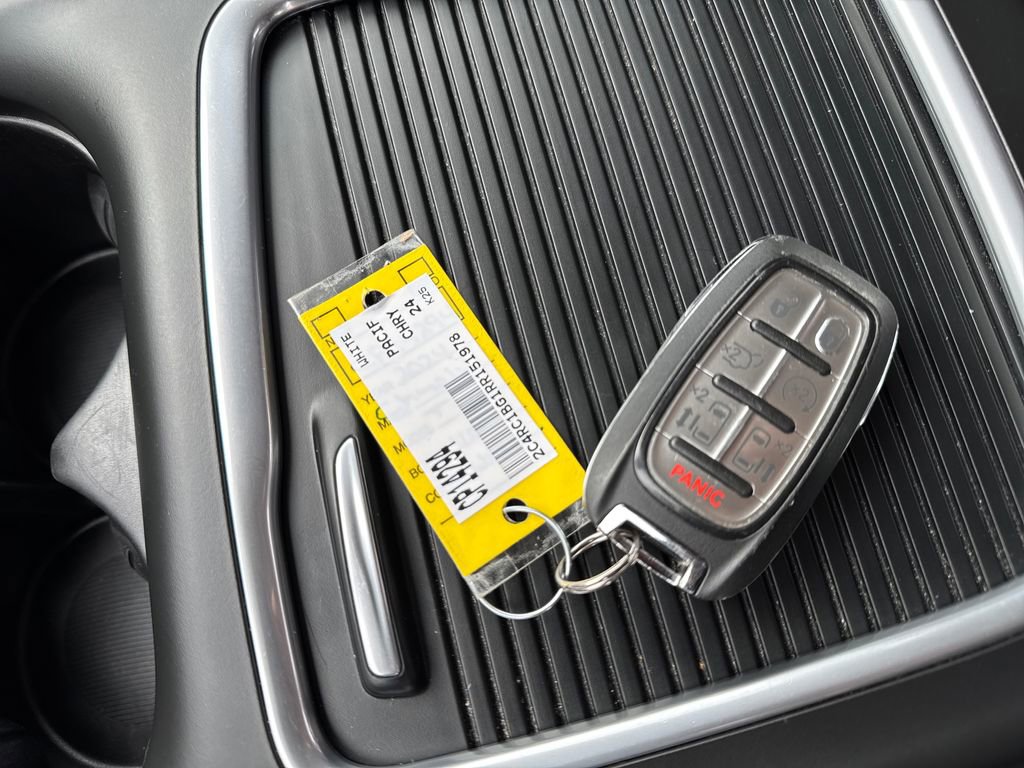 Used 2024 Chrysler Pacifica Touring-L FWD image 28