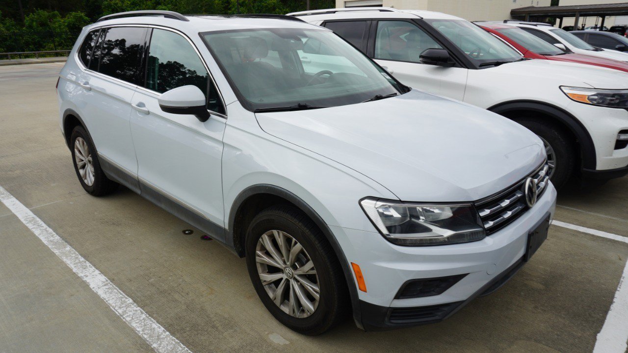 Used 2018 Volkswagen Tiguan SE w/ Panoramic Sunroof Package FWD image 3
