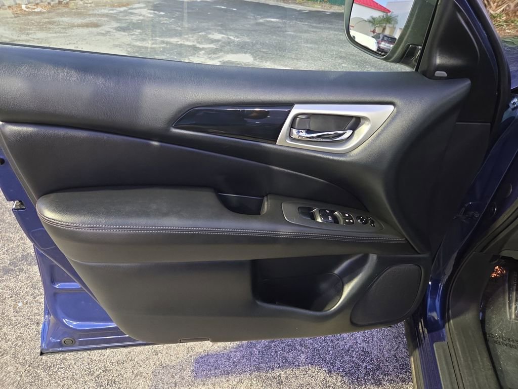 Used 2020 Nissan Pathfinder SV image 10