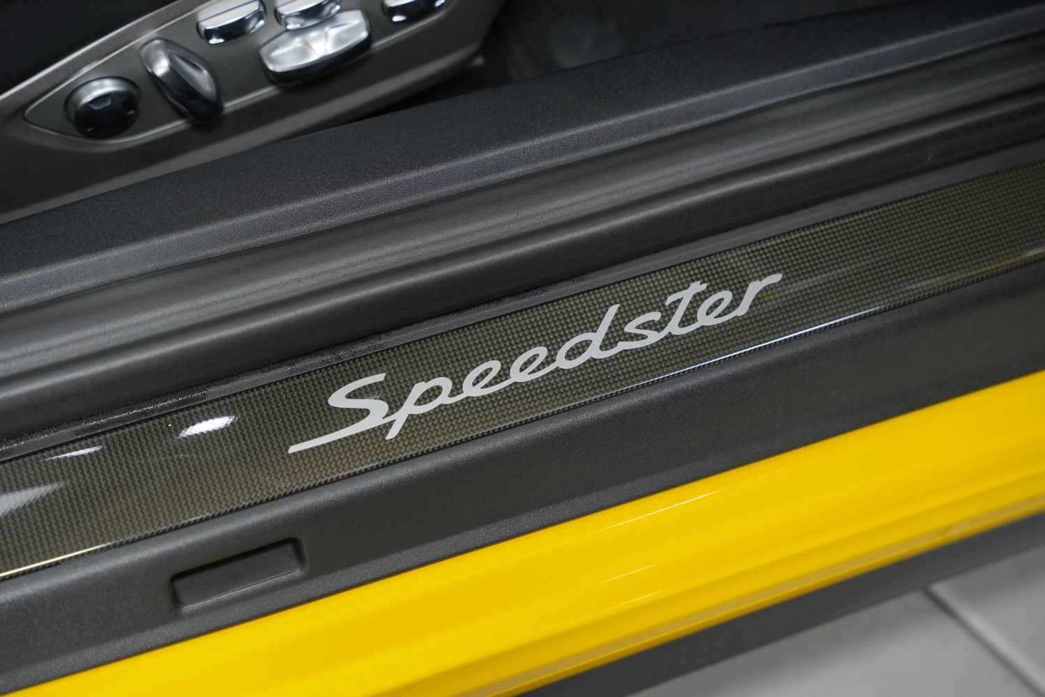 Used 2019 Porsche 911 Speedster RWD image 37