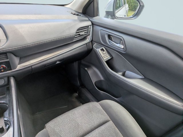 Used 2024 Nissan Rogue SV AWD/4WD image 16