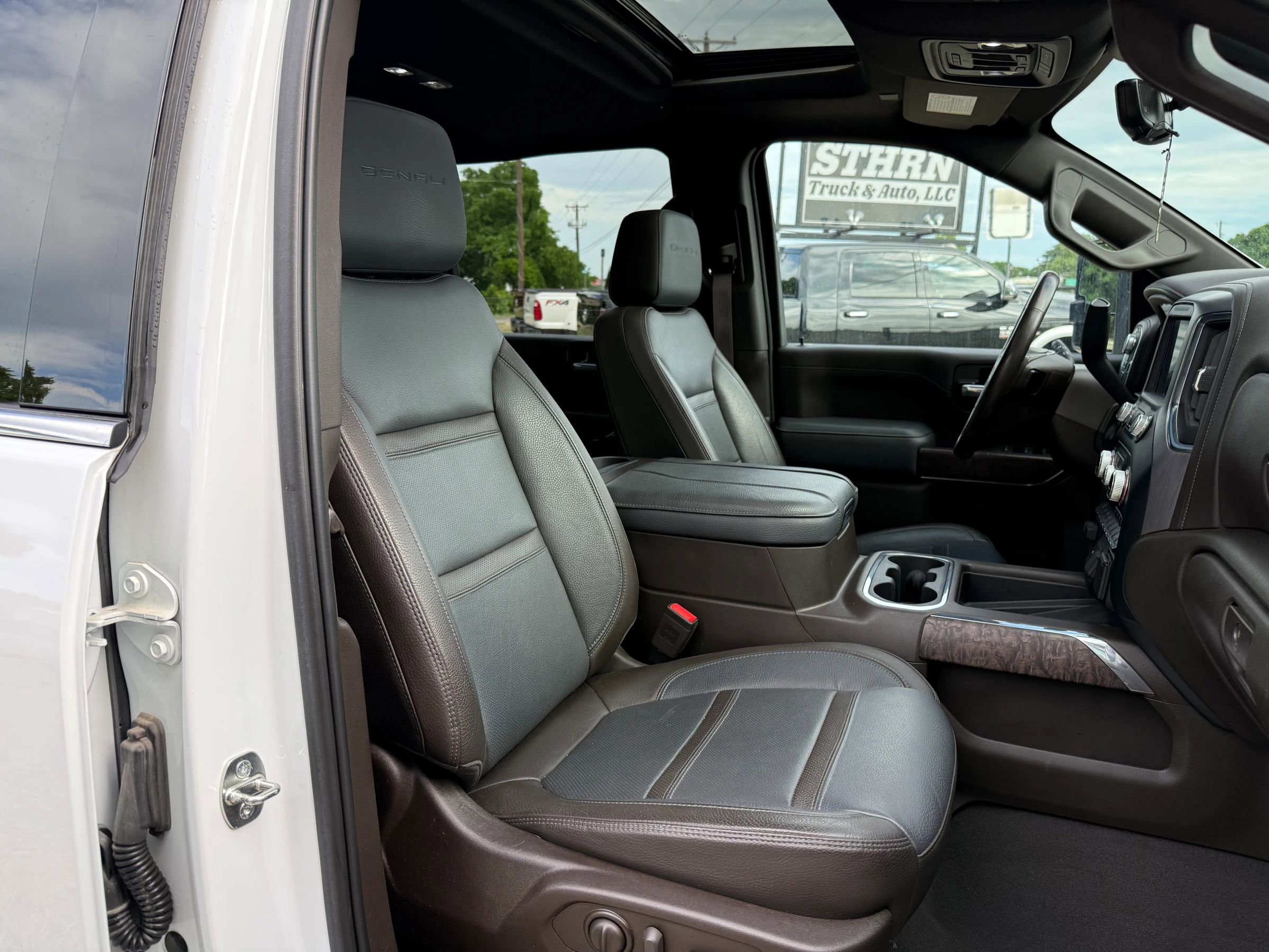 Used 2023 GMC Sierra 2500 Denali w/ Denali Ultimate Package AWD/4WD image 15