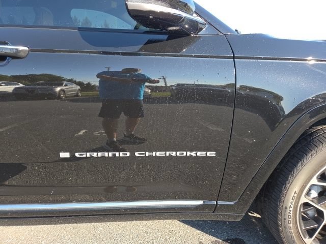 Used 2025 Jeep Grand Cherokee Summit AWD/4WD image 23