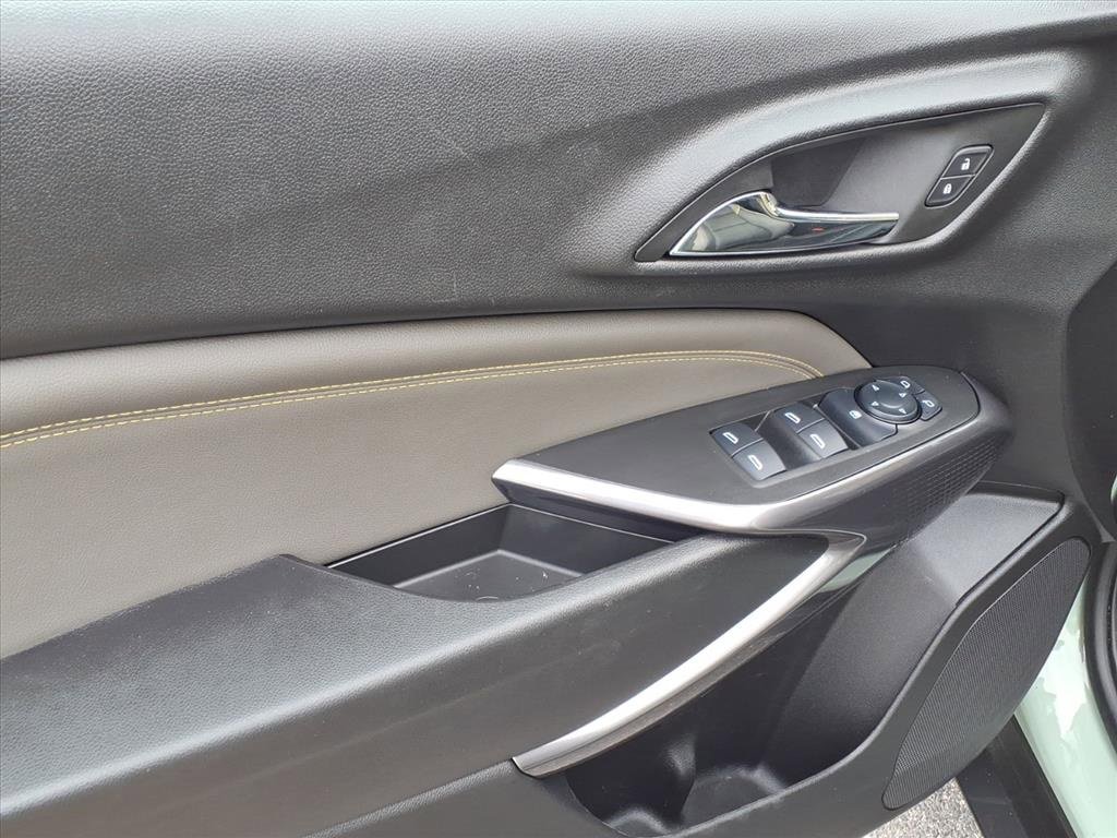 Used 2025 Chevrolet Trax ACTIV w/ Sunroof Package image 17