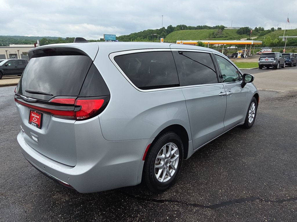 Used 2023 Chrysler Pacifica Touring-L FWD image 8
