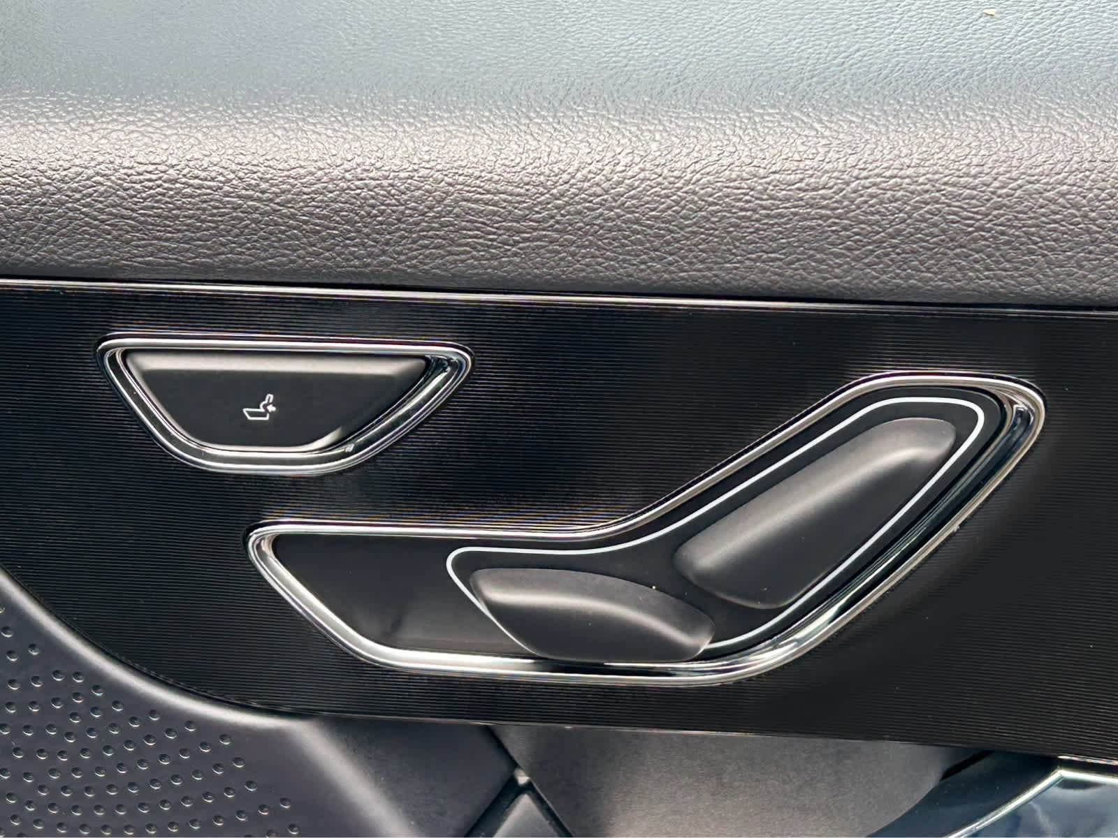 Used 2024 Lincoln Corsair Grand Touring w/ Rear Removable Package Tray image 20