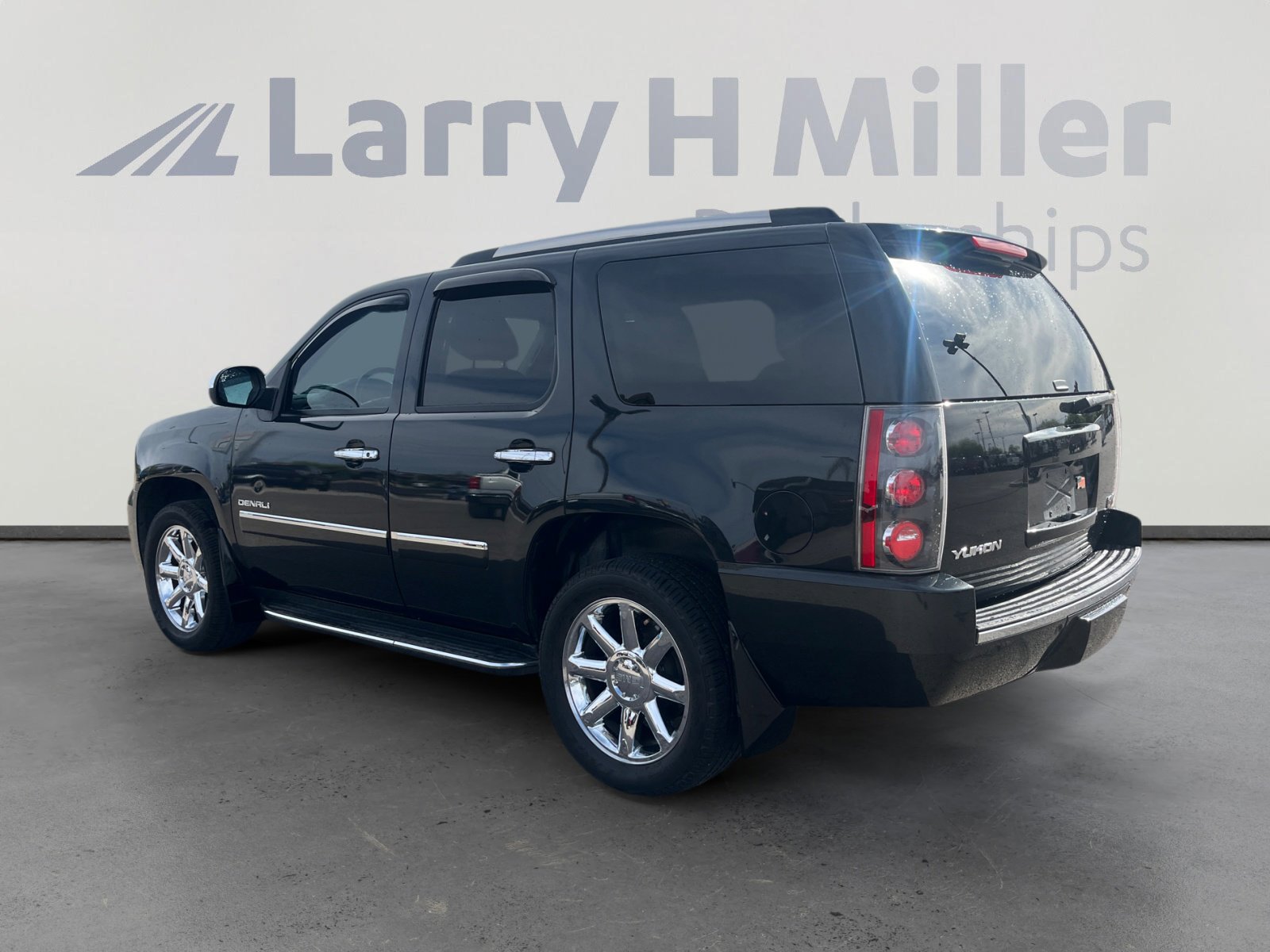 Used 2013 GMC Yukon Denali AWD/4WD image 3