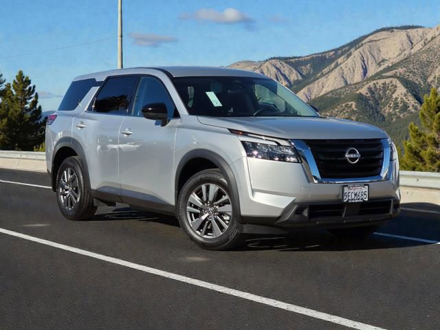 Used 2023 Nissan Pathfinder S image 2