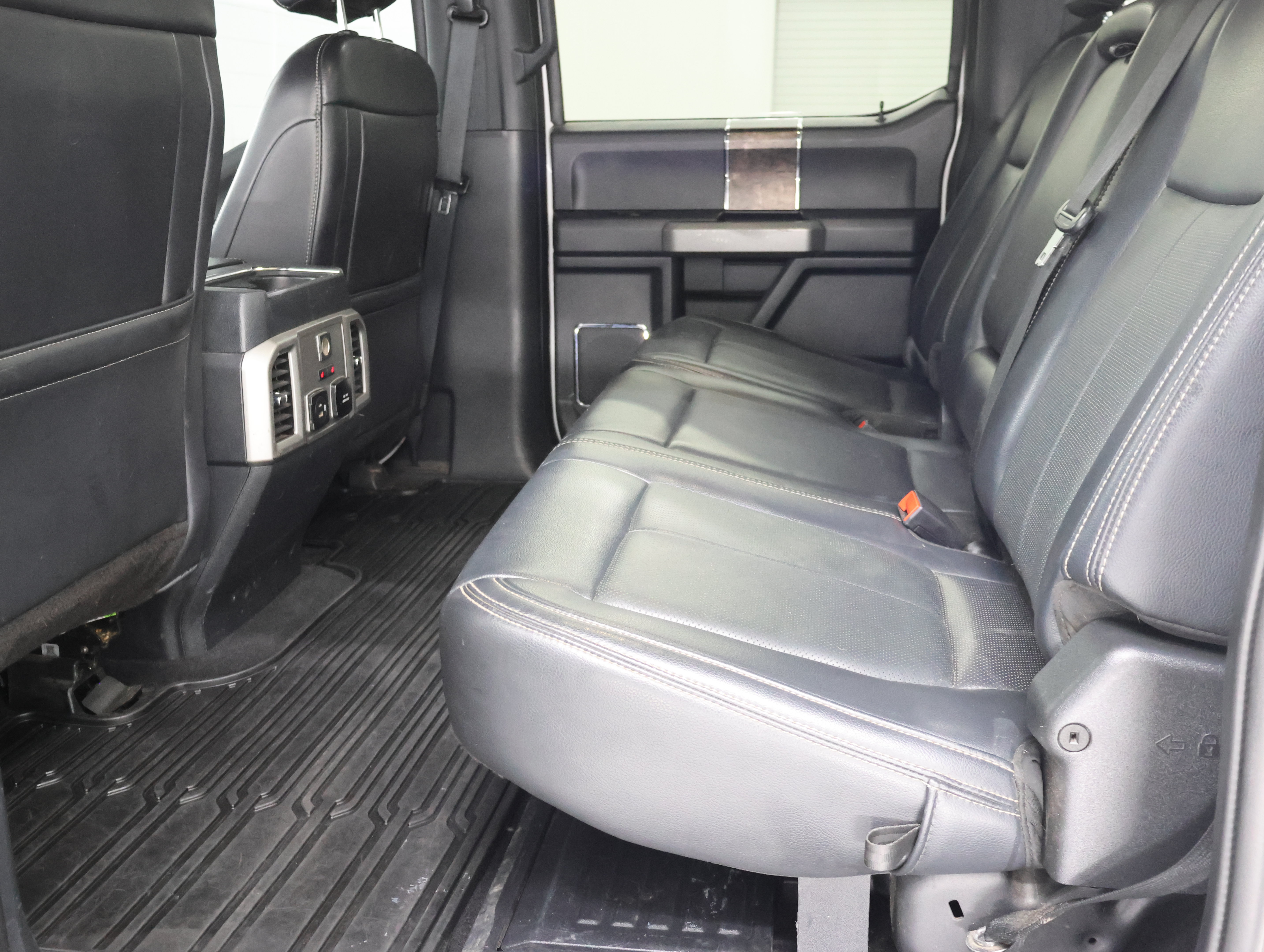 Used 2022 Ford F350 Lariat w/ Black Appearance Package AWD/4WD image 9