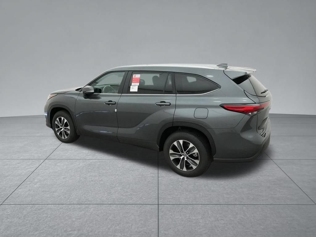 Used 2023 Toyota Highlander XLE FWD image 5