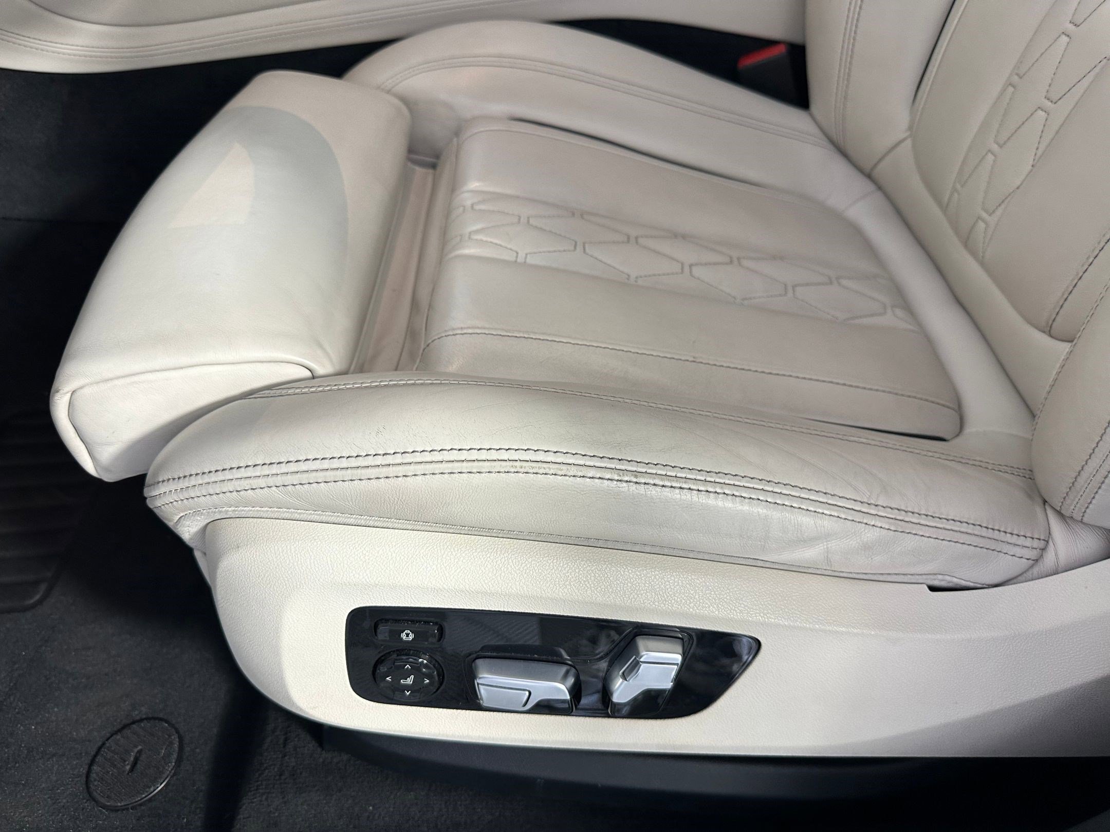 Used 2020 BMW X6 sDrive40i w/ Executive Package image 11