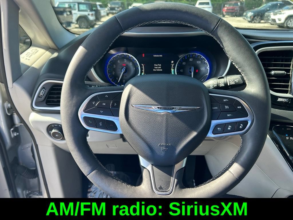 Used 2024 Chrysler Pacifica Touring-L FWD image 16