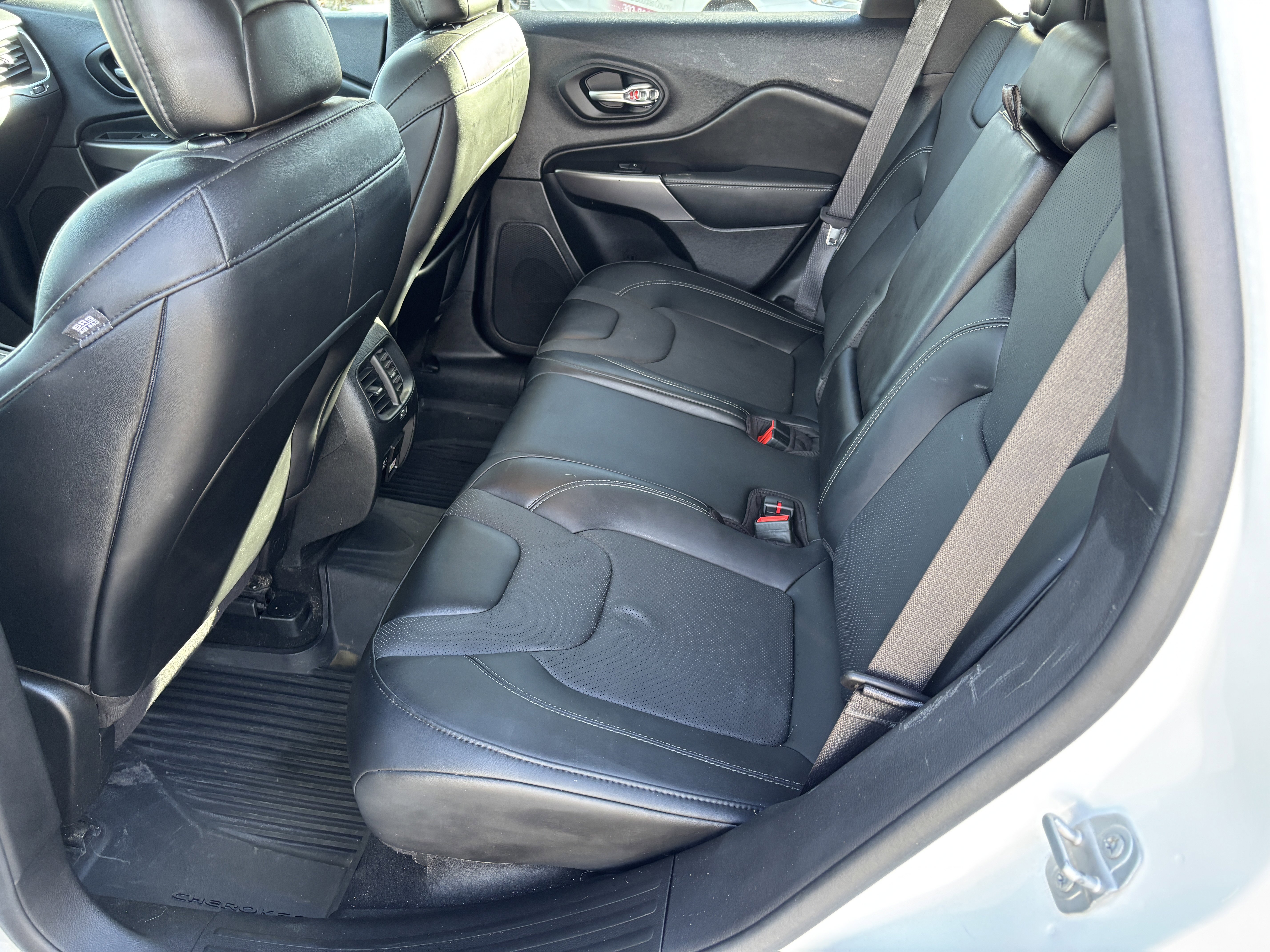 Used 2022 Jeep Cherokee Latitude Lux w/ Mopar Interior Package AWD/4WD image 10