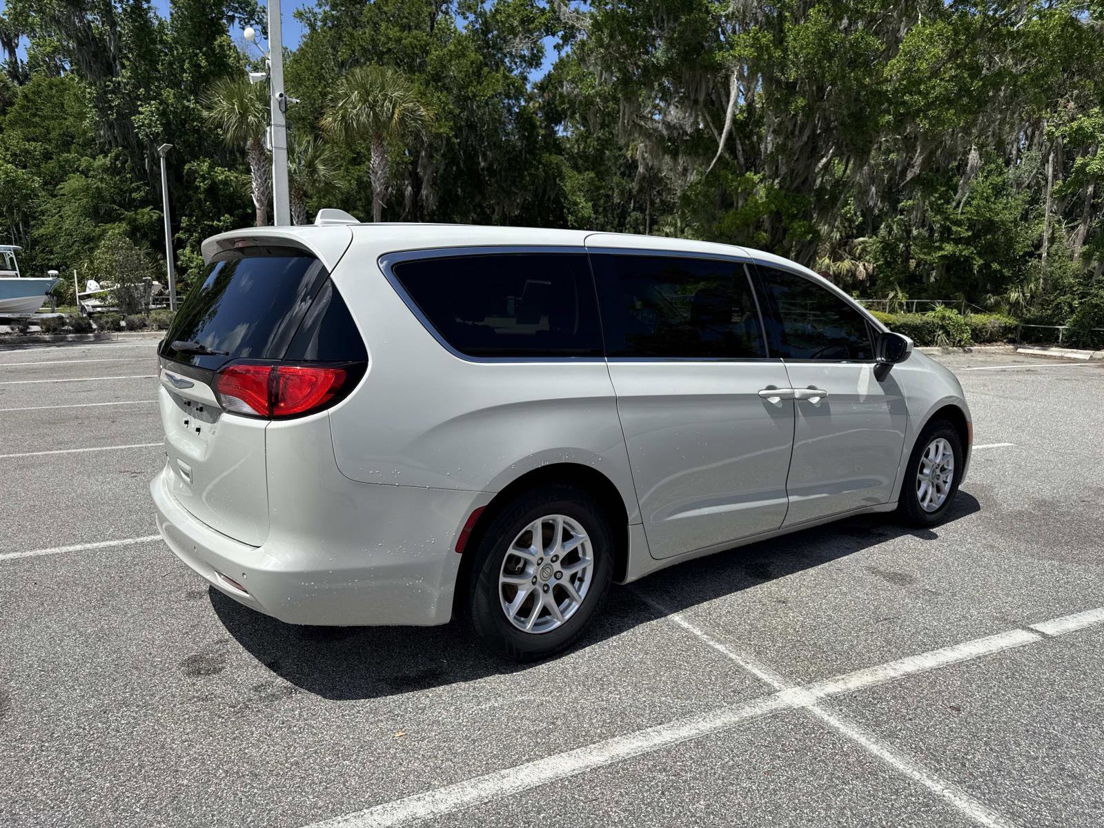 Used 2019 Chrysler Pacifica LX image 3
