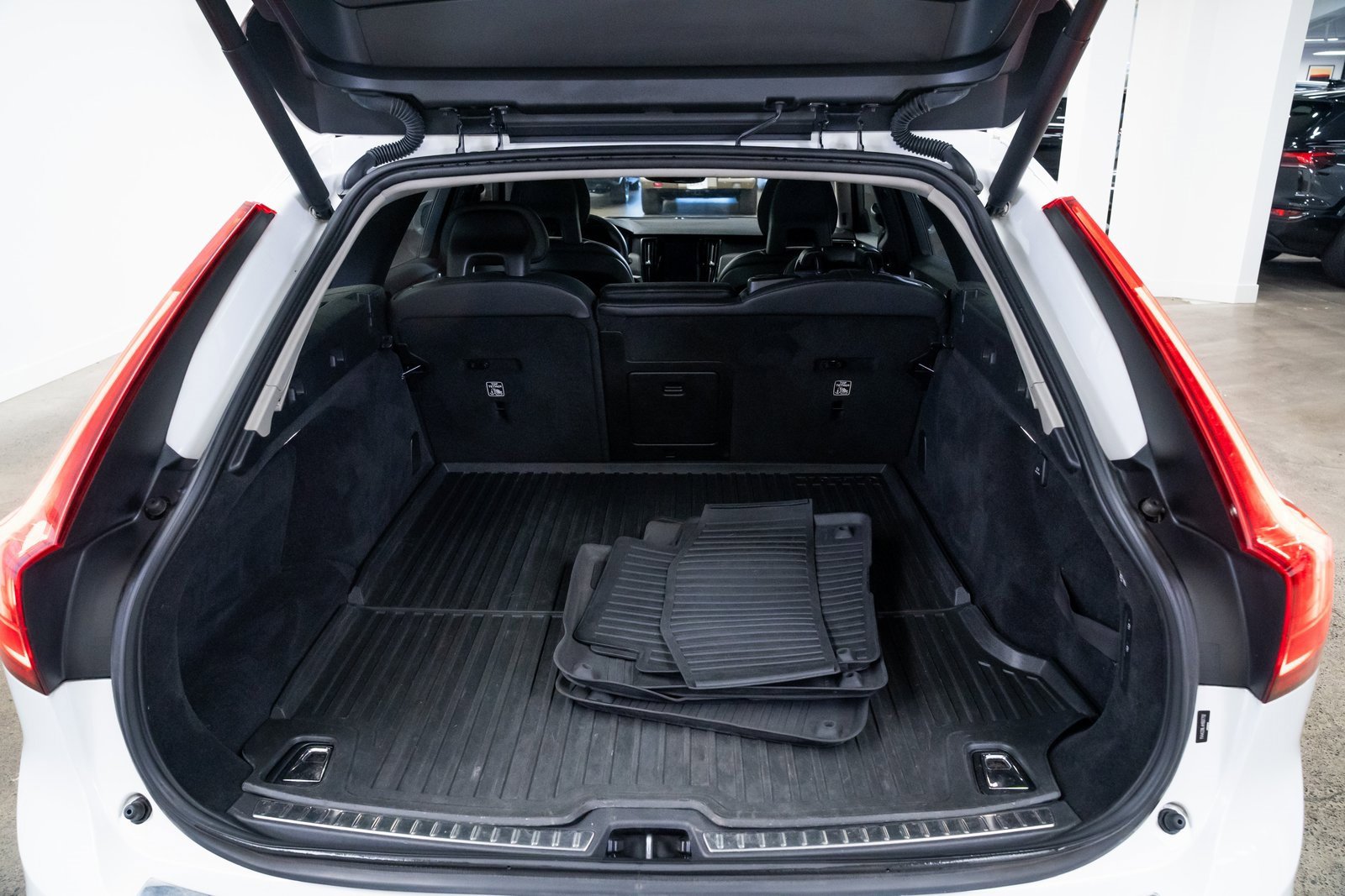 Used 2017 Volvo V90 T6 Cross Country image 8