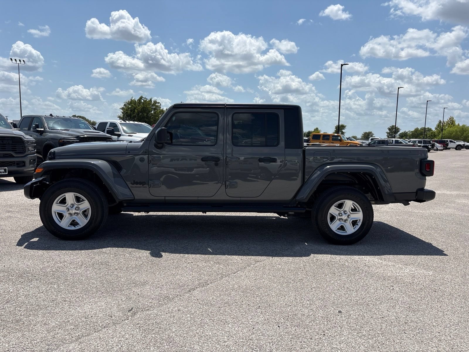 Used 2022 Jeep Gladiator Sport AWD/4WD video 2
