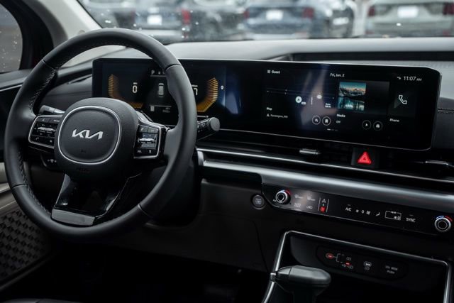 Used 2025 Kia Carnival image 12