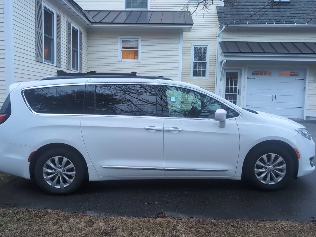 Used 2017 Chrysler Pacifica Touring-L image 9
