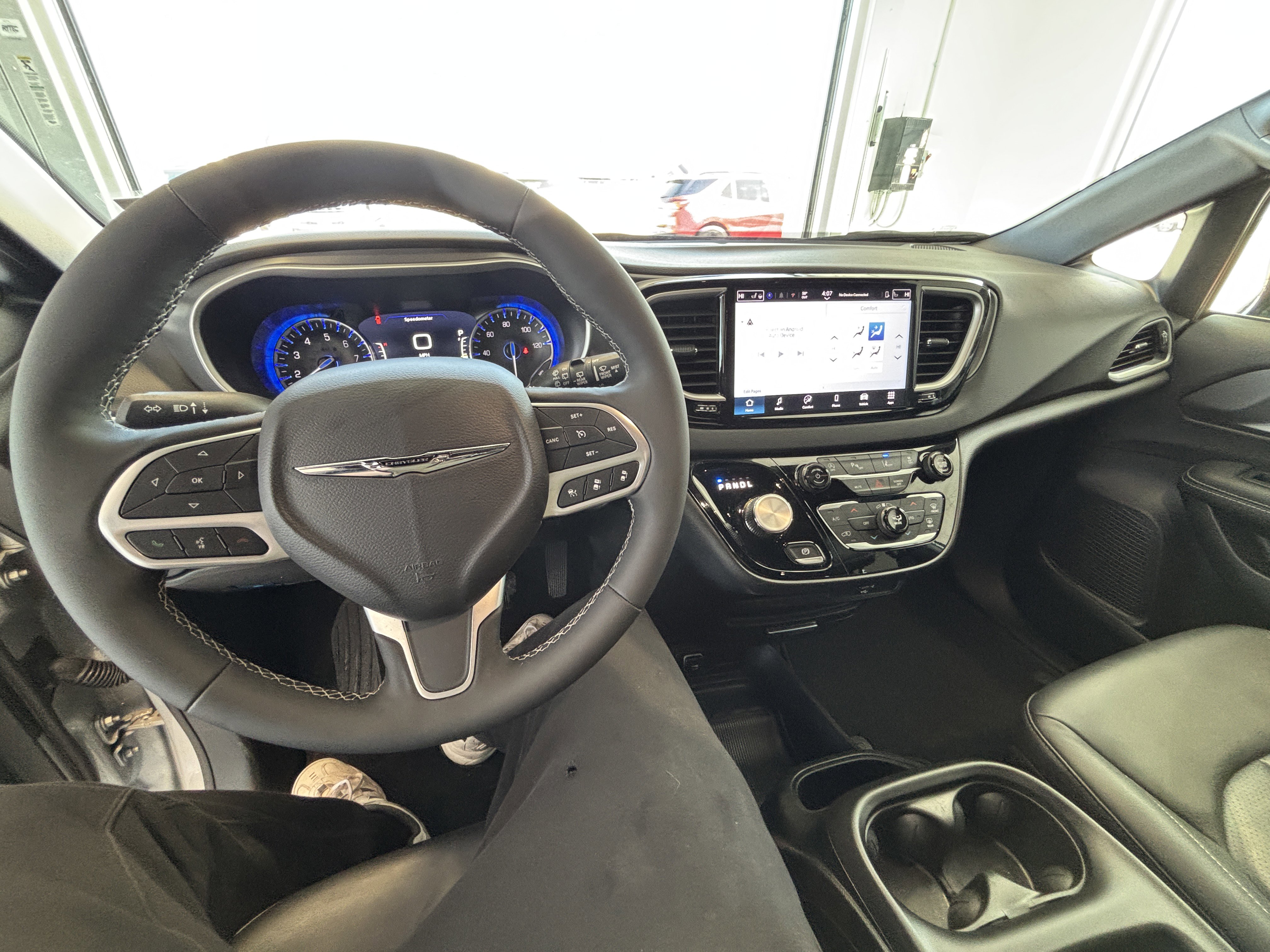 Used 2026 Chrysler Pacifica Select image 9