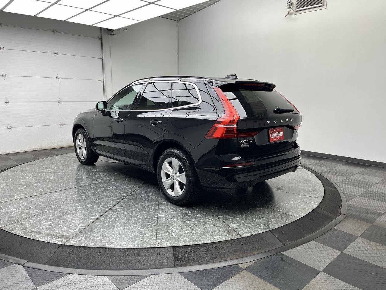 Used 2022 Volvo XC60 B5 Momentum AWD/4WD image 2